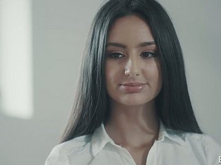 Dispirited длинных волос секретарь Элиза Ибарра едет фирму петухов на вершине