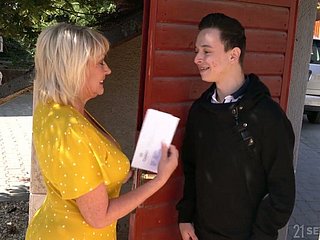 Order about cougar Amy dostaje kameralny z młodego studenta dziennego Nextdoor