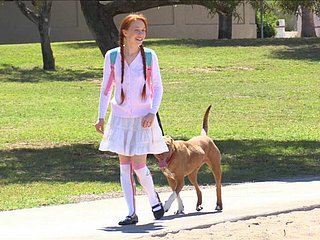 Cutie rousse va à l'extérieur que de jouer avec ses parties intimes
