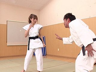 Superbe fille de karaté japonais décide de faire des promenades à portfolio