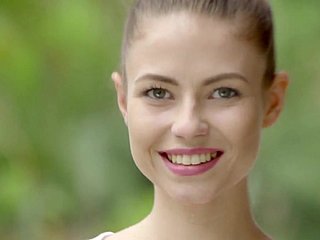 rare beauté se retrouve nue avec ses superbes trous exposés