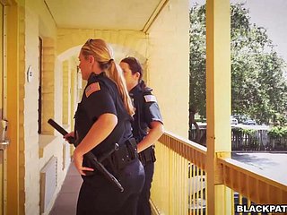 Duas mulheres policiais fode um cara preso bonito e comer seu sêmen
