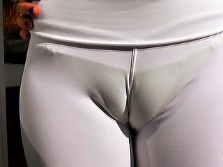 Surprising Chubby On the level Knockers n Cameltoe besar, Remaja Bazaar Latin!