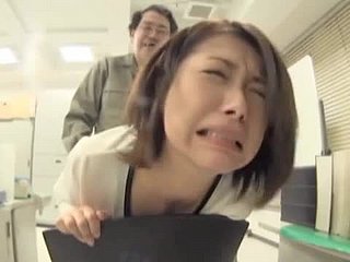 Jalang Queer Jepun mendapat fucked oleh beberapa dudes sex-mad