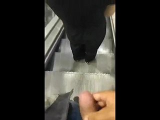 Cumsharking اشتعلت نائب الرئيس لفتاة في سوبر ماركت السلالم المتحركة