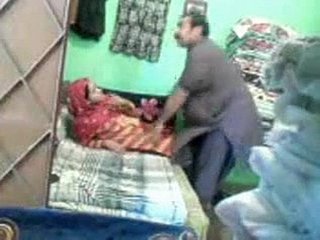 Matang pasangan Pakistan masuk ke fuck cepat di kedai