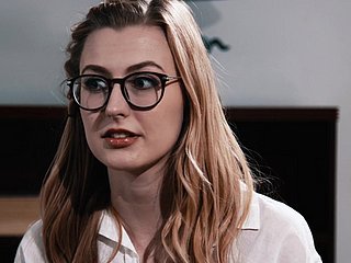 Mahir babe Britney Light tahu bagaimana untuk menunggang batang dengan betul