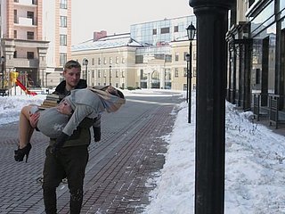 Sexy russischer Küken Tori Fox wird ausgezogen und gut gefickt