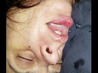 Memberinya seteguk sementara dia p. D.