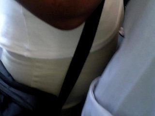 Dois velhos tentam tocar a mãe velha em um ônibus lotado