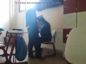 sinifta sakso cekiyor turco