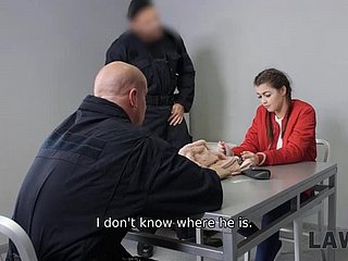 Teen, güvenlik görevlisinin onu aldığını bilmiyor ama becerdin