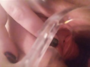 Peeing в собственной киске с расширителем