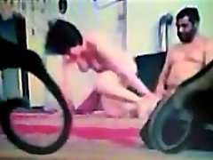 người đàn ông tôn giáo lừa iranian cô gái trẻ buồn bã