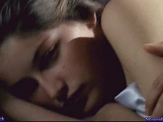 Śliczna brunetka Laetitia Casta przytulanie po seksie