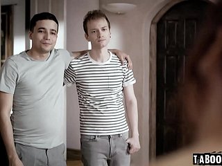 Zwei junge, wütende Stiefbrüder Ricky Spanisch und Alex Jett dringen doppelt in ihre eigene ältere Mutter Syren de Mer ein, um ihre Frustrationen zu entfesseln!