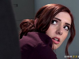 Redhead Unspecified الذي يركب ديك هائلاً في المكتب