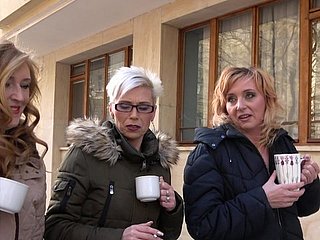 Angelica submissively Spaß während der Gruppe Dicking im Wohnzimmer