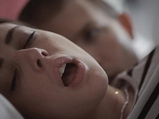 Remaja berambut cokelat berbaring dengan saudara tirinya di tempat tidur yang sama dan tidak menyesalinya