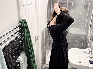 OMG!!! Verborgen cam up Airbnb appartement gevangen moslim Arabisch meisje up hijab nemen douchen en masturberen