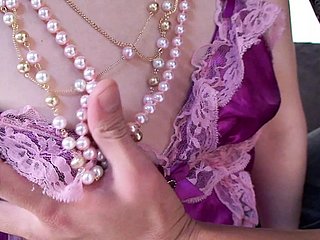 Çocuk komşu kadını baştan çıkarır ve onun travesti horoz ile kıçında becerdin alır