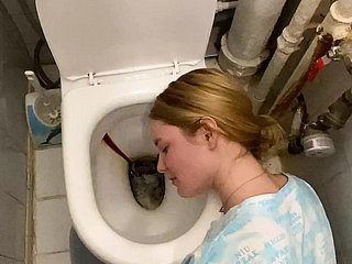 sauer auf die Schule und hart im Gesicht mit Sperma gefickt