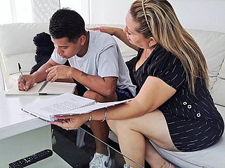 أنا أساعد ربيبتي في واجبه المنزلي ، ويصرفني ديكه وينتهي به المطاف في امتصاصه
