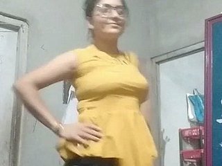 Tía en blusa apretada y sujetador y ropa boobs