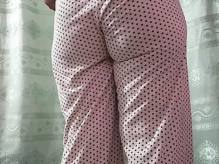 ハイプを示すカラチかわいい女の子