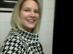 Elle a trouvé un Gloryhole le throbbing de numbed Route (Toilettes Publiques)