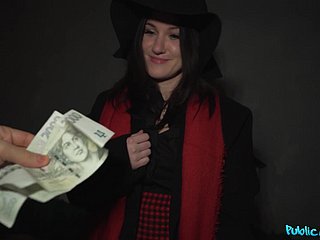 Gotówka na seks sprawia, że ​​młoda brunetka wygina się, aby wypróbować w obu dziurach
