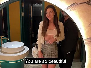 Belle actrice de porno dock obtient une baise occasionnelle dans le WC du lunch-room