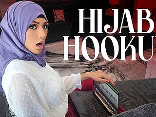 حجاب گرل نینا امریکی نوعمر فلمیں دیکھ کر بڑی ہوئی اور پروم کوئین بننے کا جنون ہے