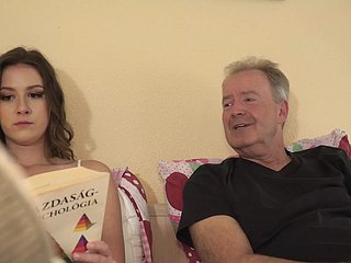 Großer Schwanz, Opa fickt winzige Teenie-Muschi, endet mit offenem Mund