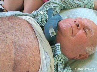 Юная блондинка со свежим лицом Кристина Би делает минет древнему папочке