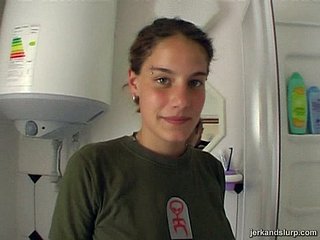 Skanky Elena يعطي رأسًا في فيديو إباحي ساخن للهواة