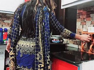 रसोई में व्यभिचारी पति द्वारा घरेलू पत्नी की गांड चुदाई