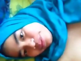pelacur tudung hot bermain vagina nya untuk Anda