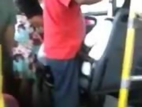 बूढ़े आदमी बस में मलाई