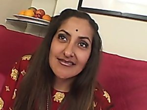 Milf indiano dispirited com seios grandes naturais e bunda grande rodada em triune