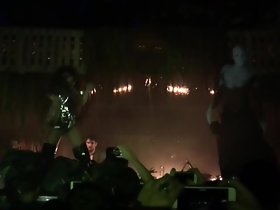 seksi penyanyi berbulu bogel awam di atas pentas dj kelab konsert nos 2
