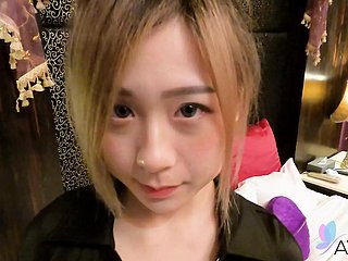A erotic garota chinesa Lin Siyu faz sexo com o namorado em um quarto de hotel.