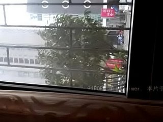 친구와 여자친구를 위한 저녁 식탁에 있는 중국(하오 형제) 대포