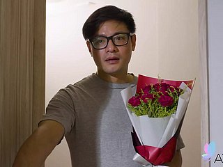 La adolescente taiwanesa de grandes tetas Stacy está teniendo sexo y disfrutándolo.