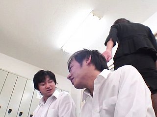 Chinese teachers rejoin be useful to a think the world of here the gym