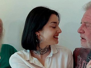 Młoda brunetka uprawia seks w trójkącie ze starszymi mężczyznami i połyka spermę
