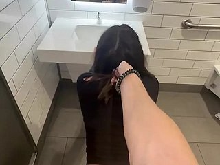 Un'adolescente vuole provare qualcosa di nuovo e fa sesso thicket uno sconosciuto nel bagno del Walmart