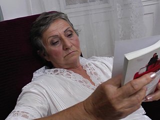 Esta abuela cachonda se masturba todos los días de dampen semana.