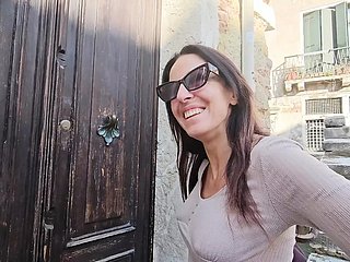 ヴェネツィアを歩いていると、君が私を興奮させる。フル動画はOFページに掲載中。