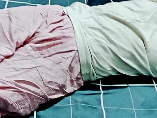 Kakak ipar tiri meniduriku setelah adik tiriku tidur. Membuat vaginaku merah karena disetubuhi - VIDEO HD PENUH